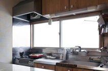 キッチンは、シンク正面に大きな窓が2枚ある明るい空間。もちろんエコガラスに交換済み。