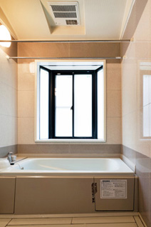 広々とした浴室。出窓は両脇からの風が当たって冷えやすいため、エコガラスの断熱効果もわかりやすく表れる。