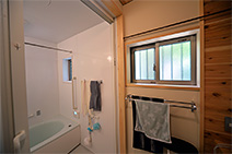 洗面脱衣室と浴室は配置を入れ替えている。もともとタイル張りで冷えやすく「壁にお湯をかけて暖めてから入った」という浴室は、まるごとユニットバスに換えてすっかり暖かくなった