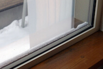 室内から、外側の窓枠にたまった雪が見える。ここにもエコガラスの断熱力が示されている
