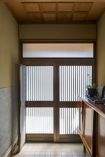 すっきりと明るい玄関は、明かり取りも建具も真空ガラスを採用することで暖かな場所に