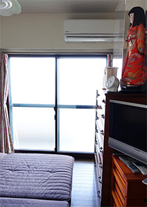 寝室の掃き出し窓は幅・高さともに約1.8m。北向きのため冷えやすく、夜間就寝時の呼気＋加湿器の運転で高くなった湿度によって、おびただしい結露が発生していた
