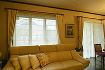 白い内窓はエコガラス 短工期で悩み解消、心地よい家に-リビング