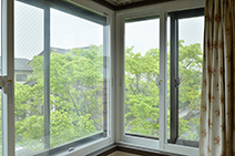白い内窓はエコガラス 短工期で悩み解消、心地よい家に-コーナー窓