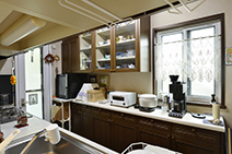 白い内窓はエコガラス 短工期で悩み解消、心地よい家に-キッチン