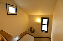 白い内窓はエコガラス 短工期で悩み解消、心地よい家に-階段室