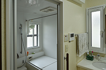 白い内窓はエコガラス 短工期で悩み解消、心地よい家に-洗面浴室